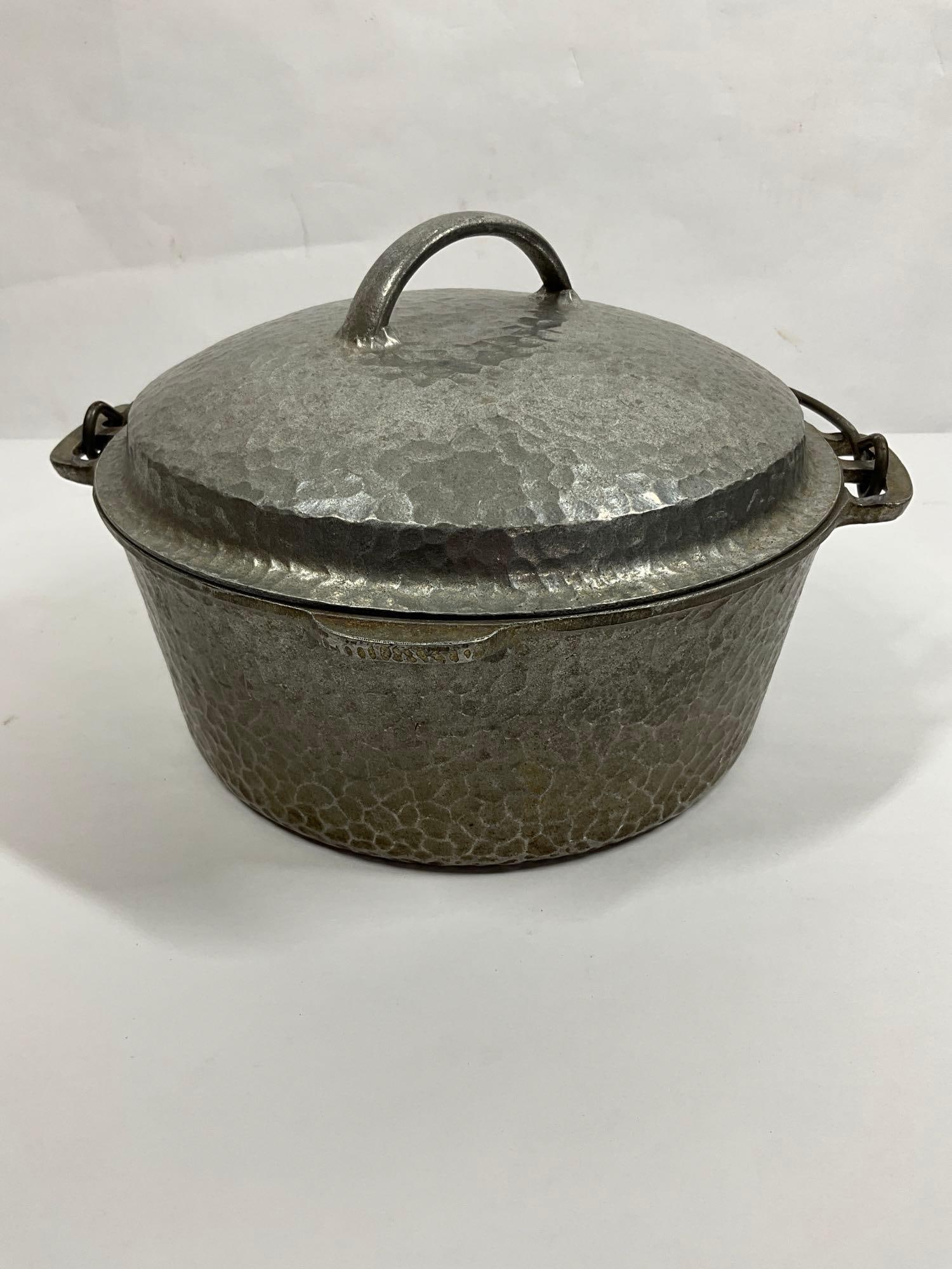 WAGNER WARE HAMMERED ALUMINUM DUTCH OVEN (1 of 7)