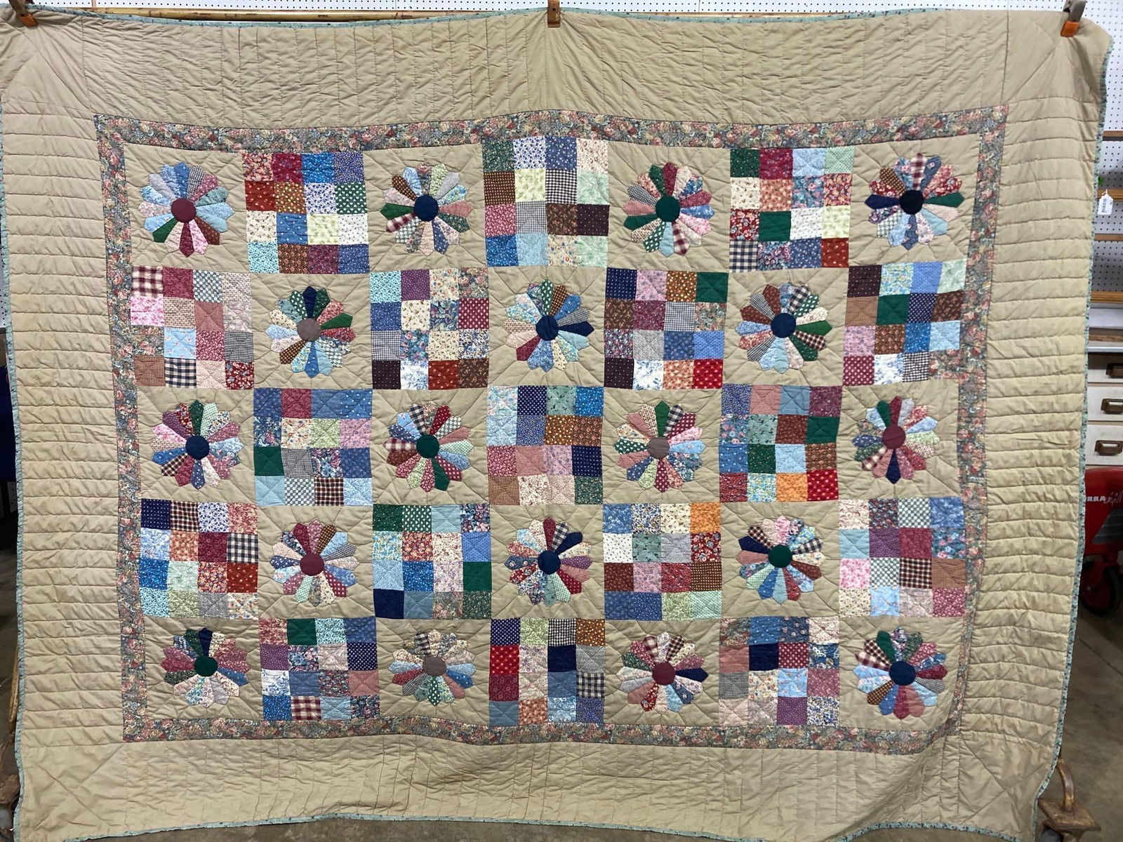 DRESDEN PLATE PATCHWORK QUILT (1 of 5)