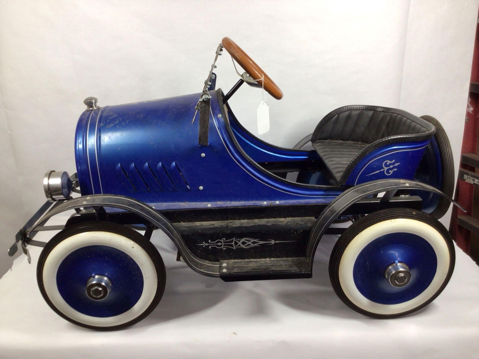 CHILD'S CLASSIC PEDAL CAR (1 of 9)