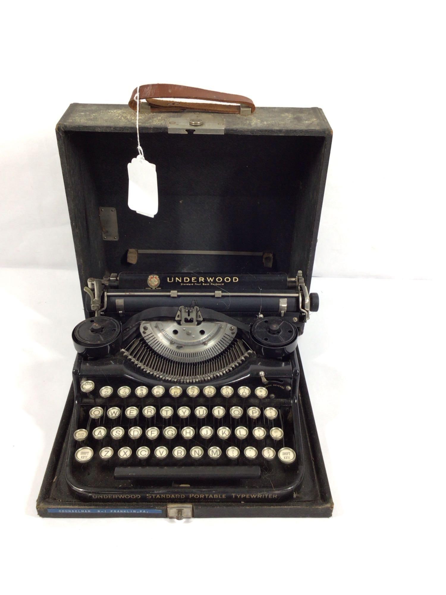Underwood typewriter in original case (1 of 6)
