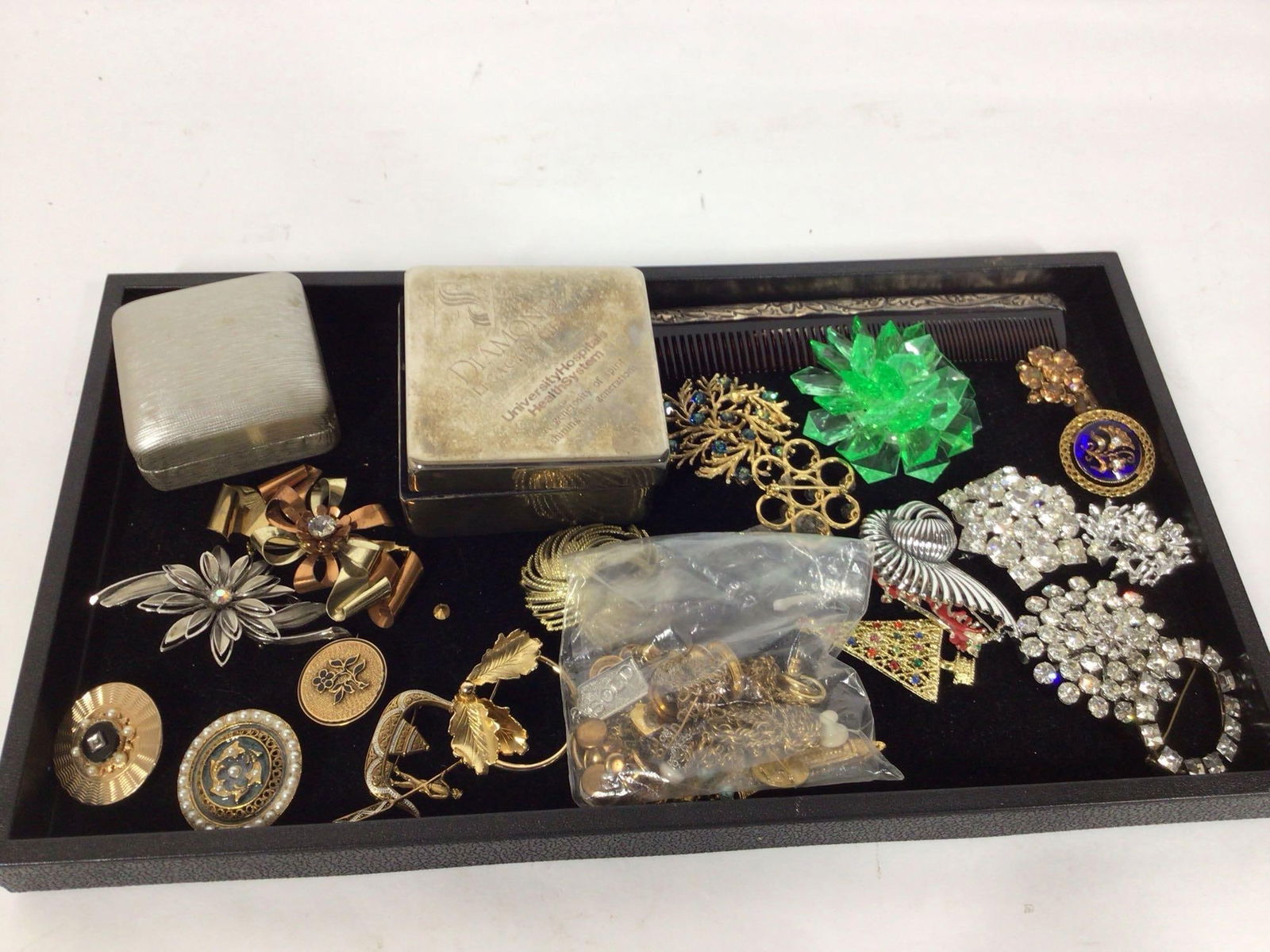 LOT OF VINTAGE BROOCHES AND CARVED JADE PIECES: INCLUDES 20 BROOCHES, ONE HAS A CARVED NATURAL SUBSTANCE ROSE, AND A SMALL CASE OF CAVED CHINESE JADE PIECES.