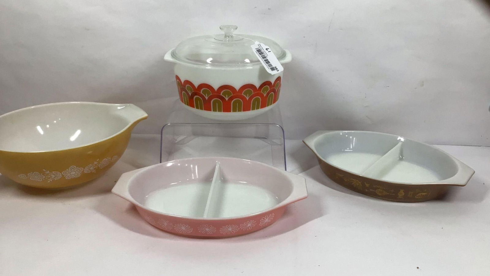 LOT OF THREE PYREX DISHES (1 of 6)