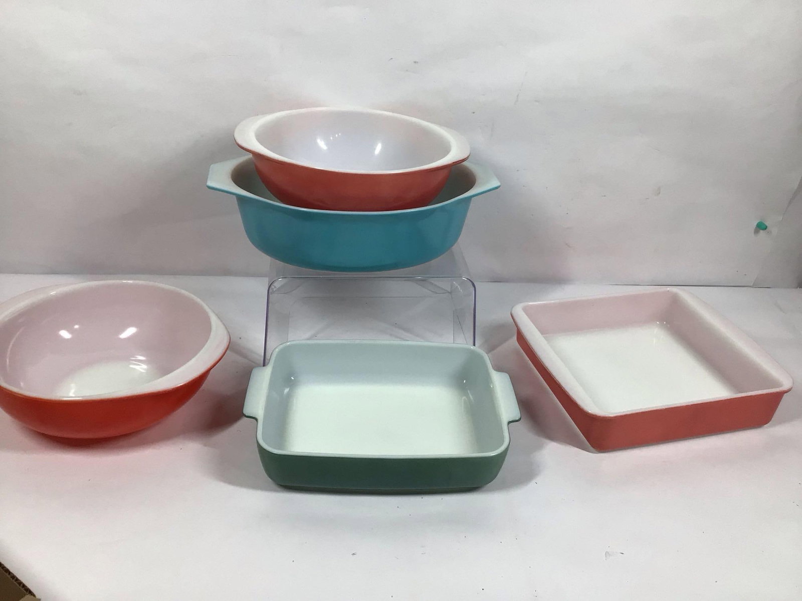 ASSORTED LOT OF PYREX DISHES (1 of 7)