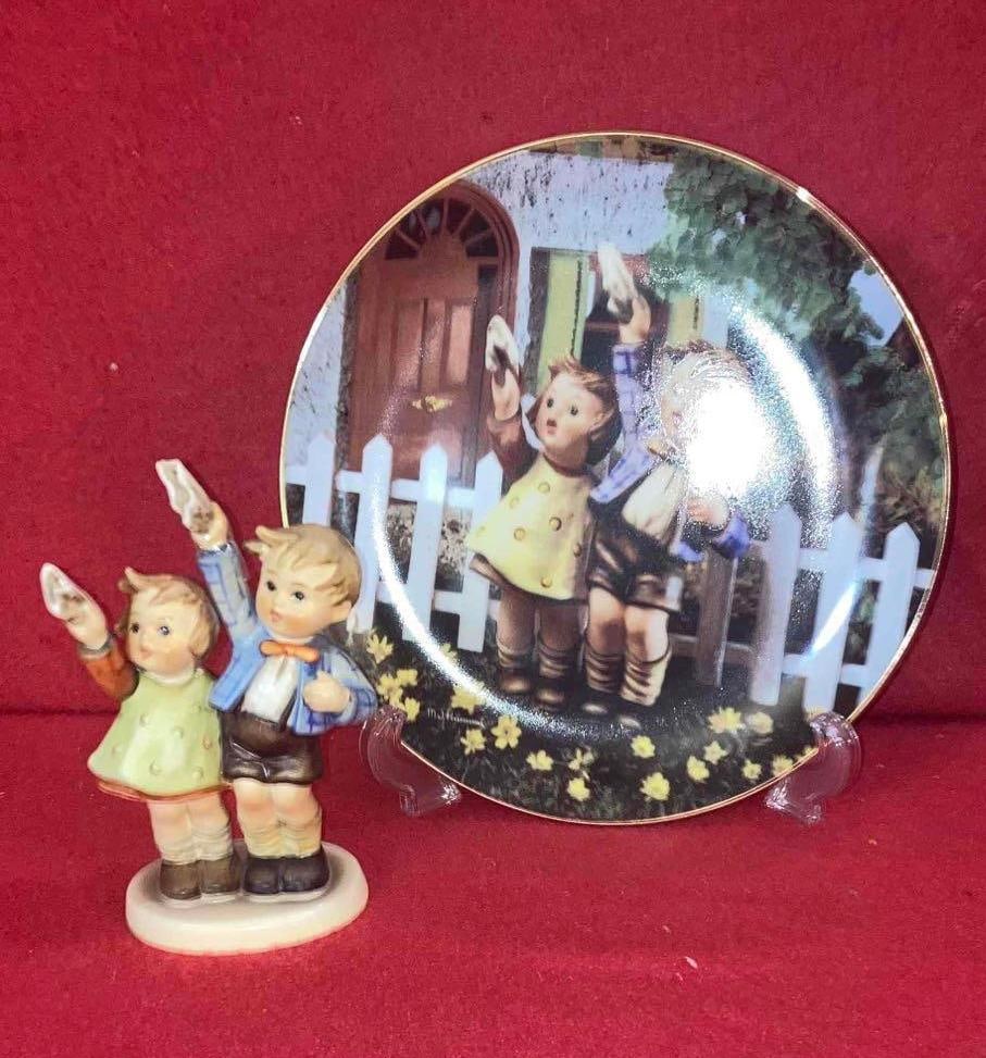 MJ HUMMEL COME BACK SOON HUMMEL AND COLLECTOR PLATE: PLATE BY THE DANBURY MINT. HUMMEL IS 6 INCHES TALL. 153/0. GIRLS HEAD AND BOYS HAND ARE BOTH DAMAGED.