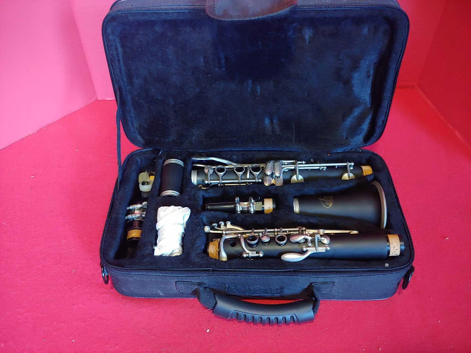 SKY CLARINET: THIS CLARINET IS IN GREAT CONDITION. COMES WITH AN EXTRA MOUTHPIECE. FELT LINED SOFT CASE.