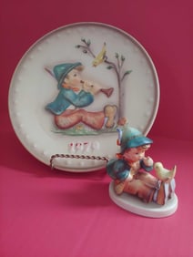 GOEBEL HUMMEL FIGURINE W/ MATCHING PLATE 1979
