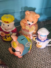 LOT OF CERAMIC COOKIE JARS, TEA POT AND PIGGY BANK