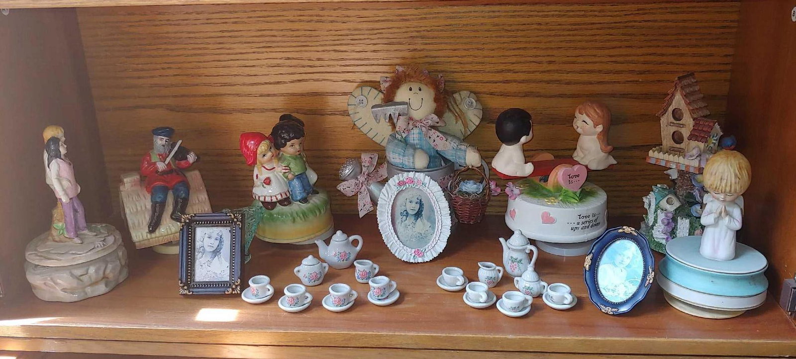 VINTAGE HOME DECOR COLLECTIBLE LOT INC. MUSICAL FIGURAL STATUES, FENTON GLASS TOOTHPICK HOLDER, MINI (1 of 4)