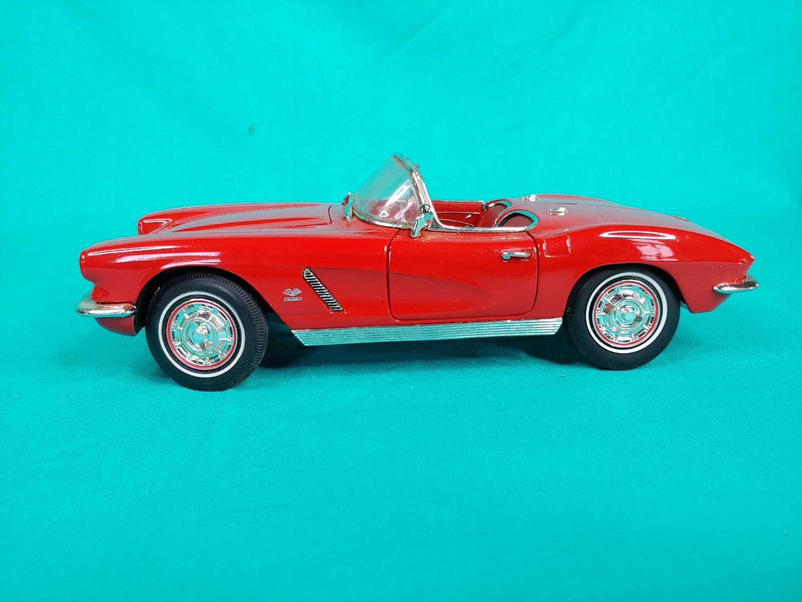 Ertl 1962 Corvette convertible 1/18 scale model (1 of 9)