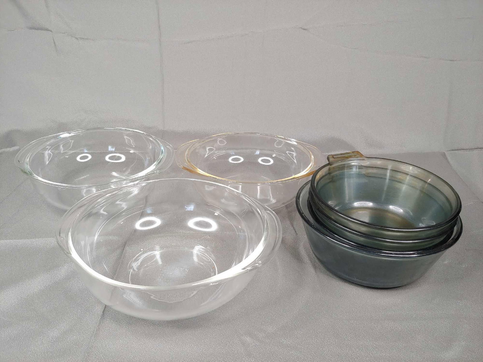 7 Pyrex bowls: Largest is 9 in in diameter smallest is 7 in in diameter
