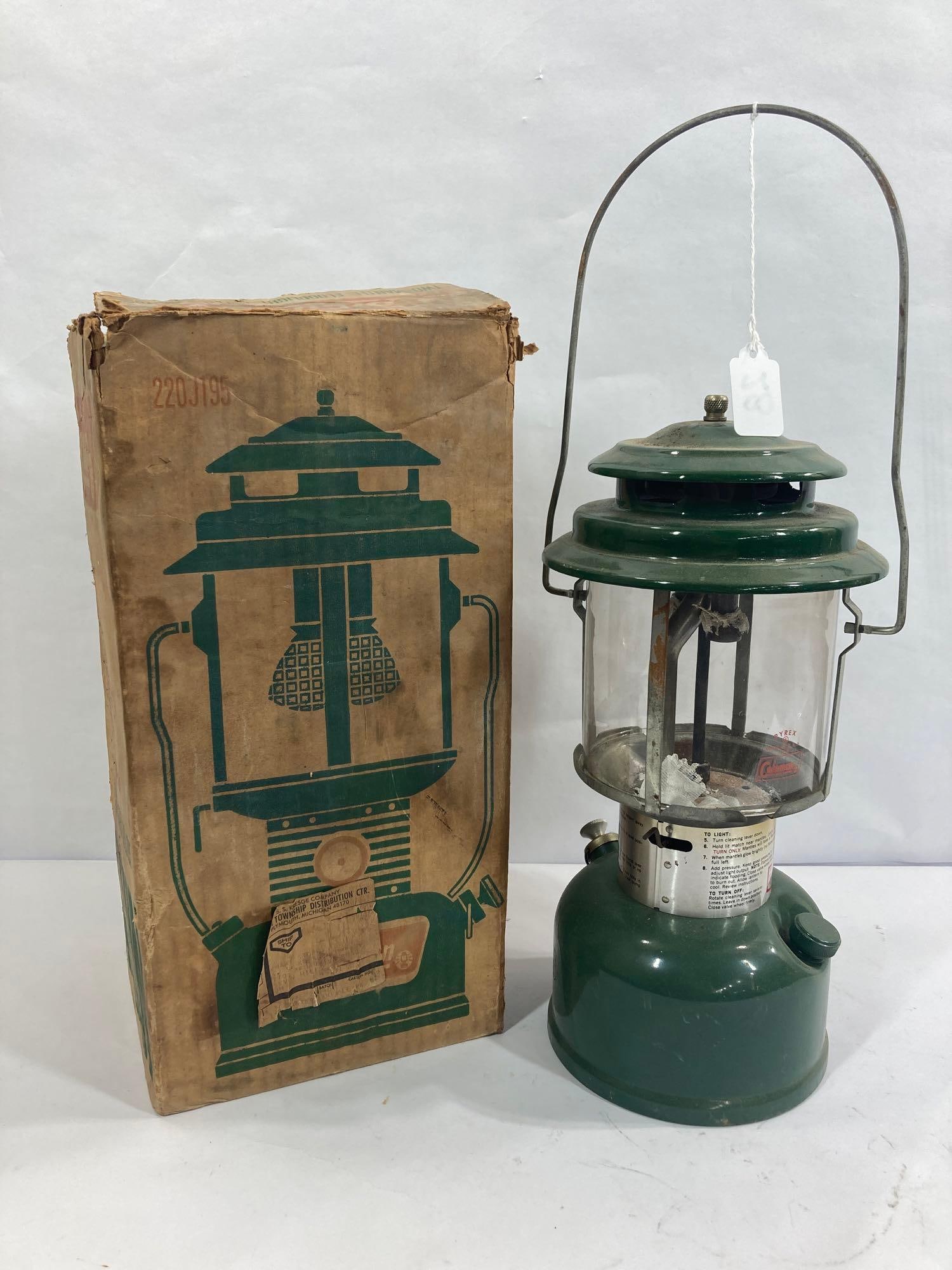 VINTAGE COLEMAN TWO MANTLE FLOOD LIGHT GREEN LANTERN W/ ORIGNAL PYREX GLOBE AND BOX (1 of 3)