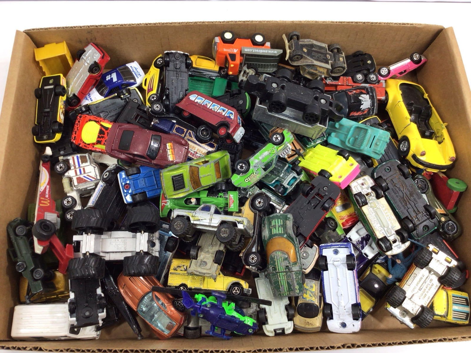 LOT OF VINTAGE MATCHBOX, HOTWHEELS AND MORE SCALE MODED TOY TRUCKS AND CARS INCLUDING ADVERTISING (1 of 2)