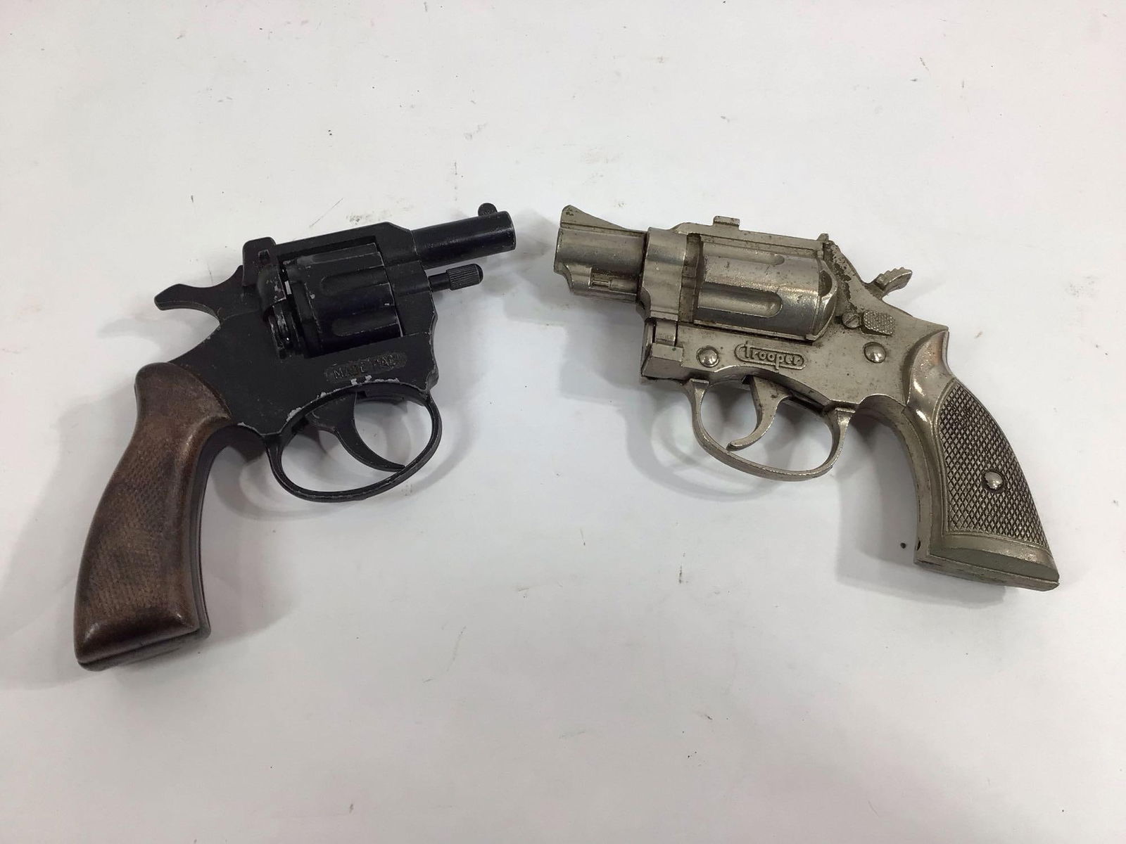 VINTAGE HUBLEY VANGUARD CAP GUNS: BOTH APPEAR TO BE IN GOOD FUNCTIONAL CONDITION WITH ALL PARTS MOVING FREELY