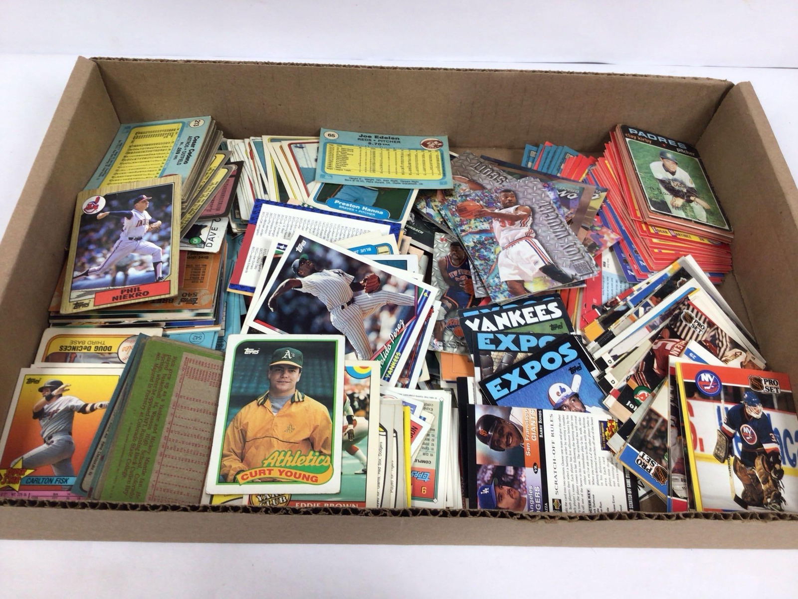 LOT OF LOOSE FOOTBALL, BASEBALL AND BASKETBALL PLAYERS COLLECTOR CARDS - LOADED LOT (1 of 4)
