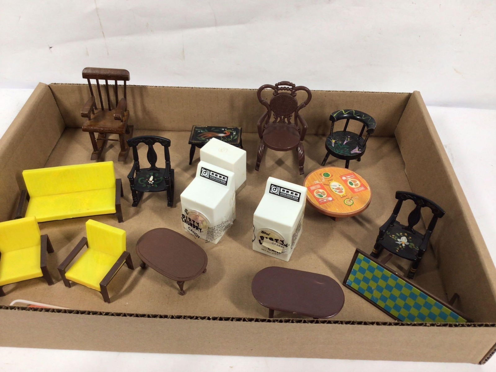 DOLLHOUSE LIVING ROOM FURNITURE: CHAIR, SIDE TABLES, COUCH, ROCKERS, WASHER AND DRYER AND MORE. FITS WITH 3-4 INCH DOLLS