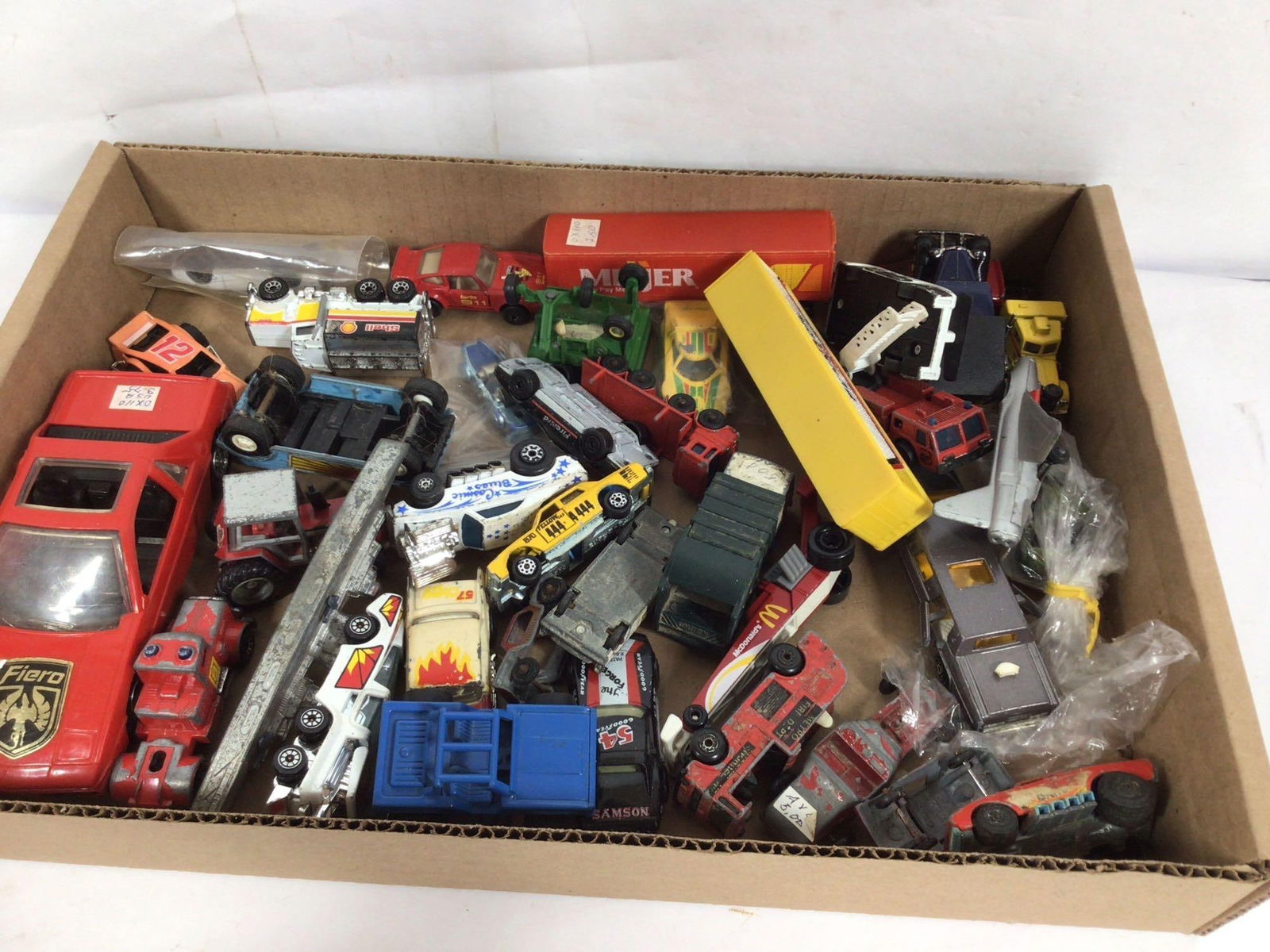 MATCHBOX, TOOTSIE, AND OTHER TOY VEHICLES: MANY VINTAGE CARS, TRUCKS, AND PLANES
