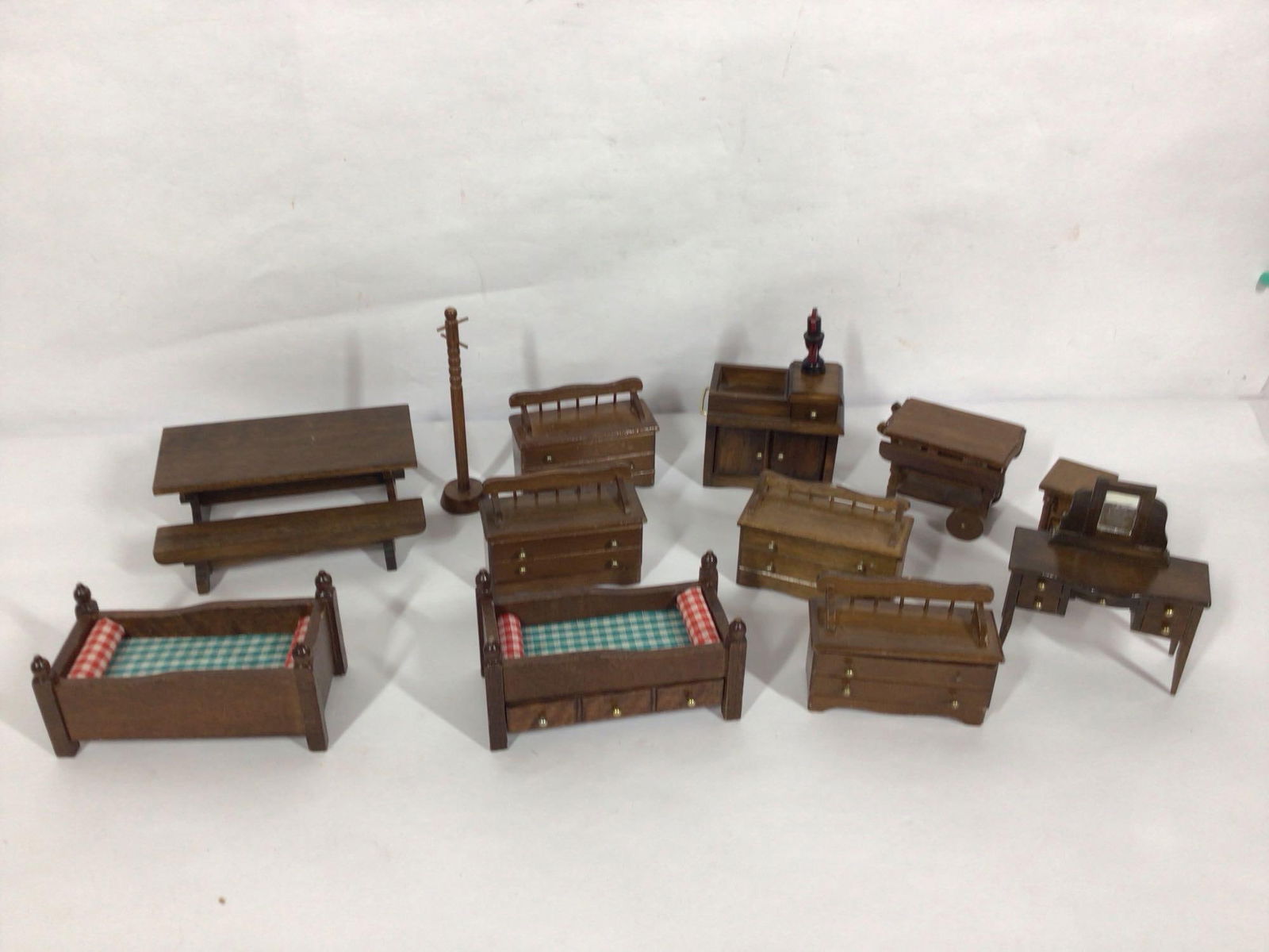 MINIATURE WOOD DOLLHOUSE FURNITURE LOT OF 12 (1 of 6)