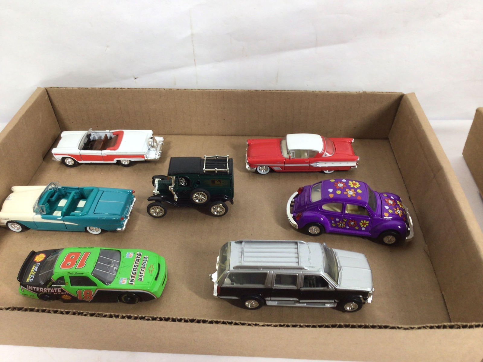 LOT OF VARIOUS COLLECTIBLE SCALE MODEL CARS (1 of 3)