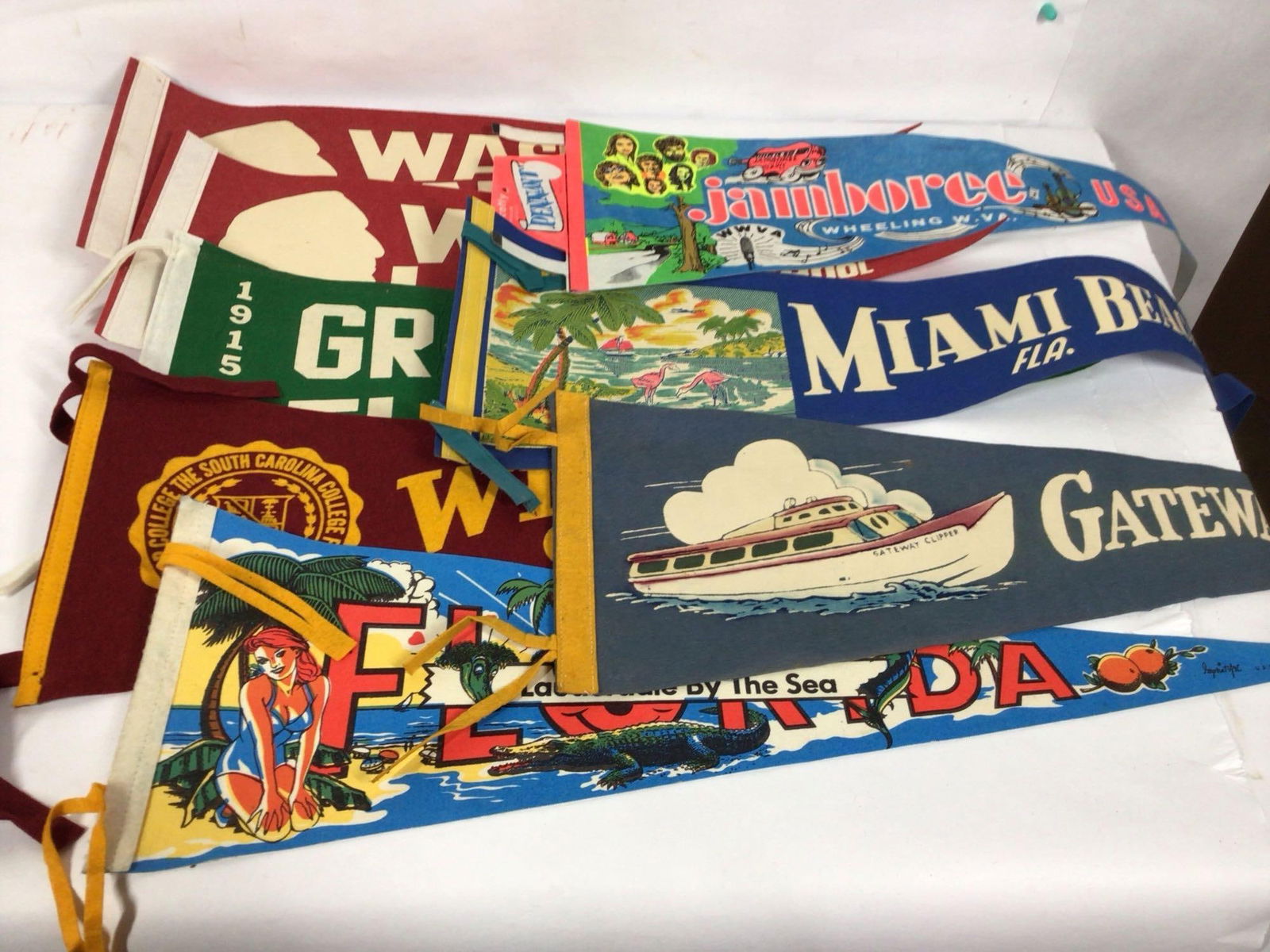 EARLY PENNANT LOT INC. SCHOOLS, COLLEGE, STATES AND MORE (1 of 5)