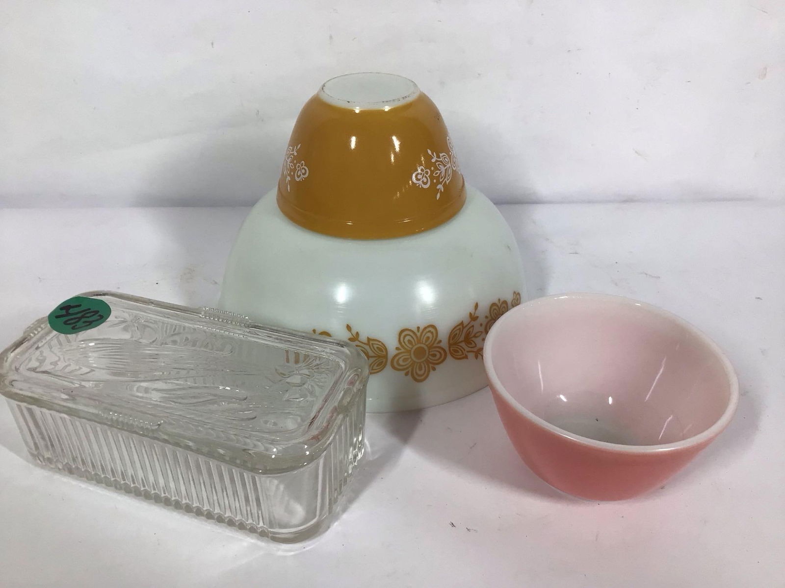 PYREX LOT OF ASSORTED BOWLS AND REFRIGERATOR DISH W/ LID (1 of 5)