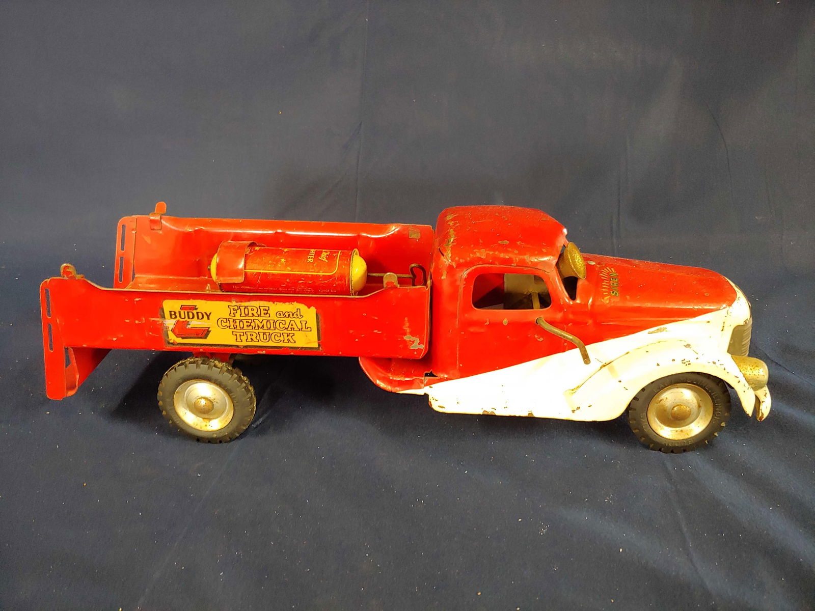BUDDY L FIRE AND CHEMICAL TRUCK: GREAT PAINT, SEVERAL SPOTS OF SURFACE RUSTING SHOWS TO FRONT END. INCLUDES WATER SQUIRT GUN MOUNTED IN BED. 22X6X6.5