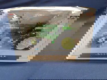 SPEC CAST CLASSIC SERIES OLIVER HIGHLY DETAILED 1650 GAS NF TRACTOR