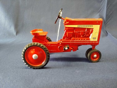 ERTL FARMALL 806 NF PEDAL TRACTOR REPLICA NAT. FARM TOY MUSEUM SERIES 3 NO. 2