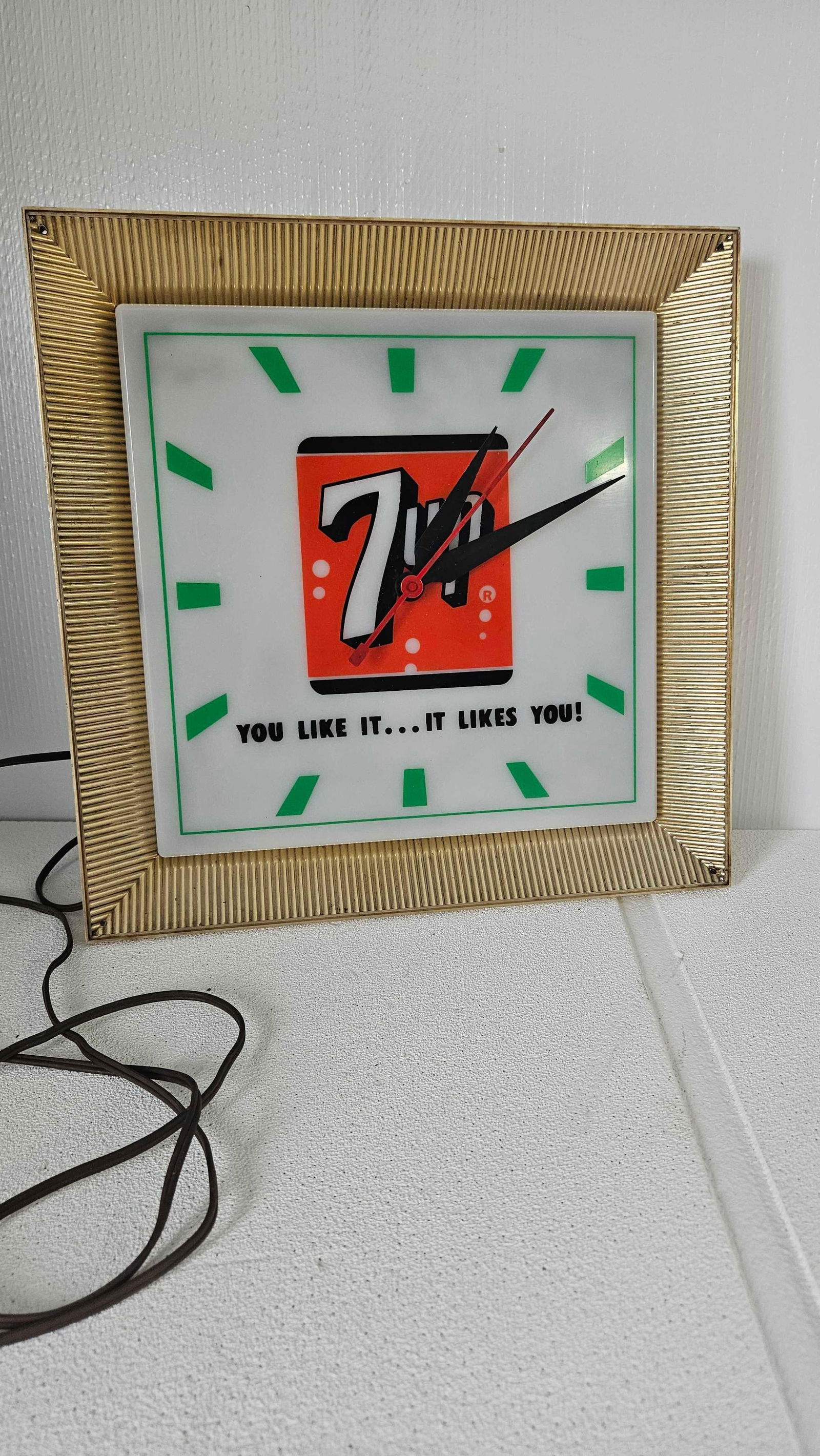 TELL AND SELL ADVERTISING PRODUCTS 7-UP LIGHTED WALL HANGING CLOCK (1 of 6)