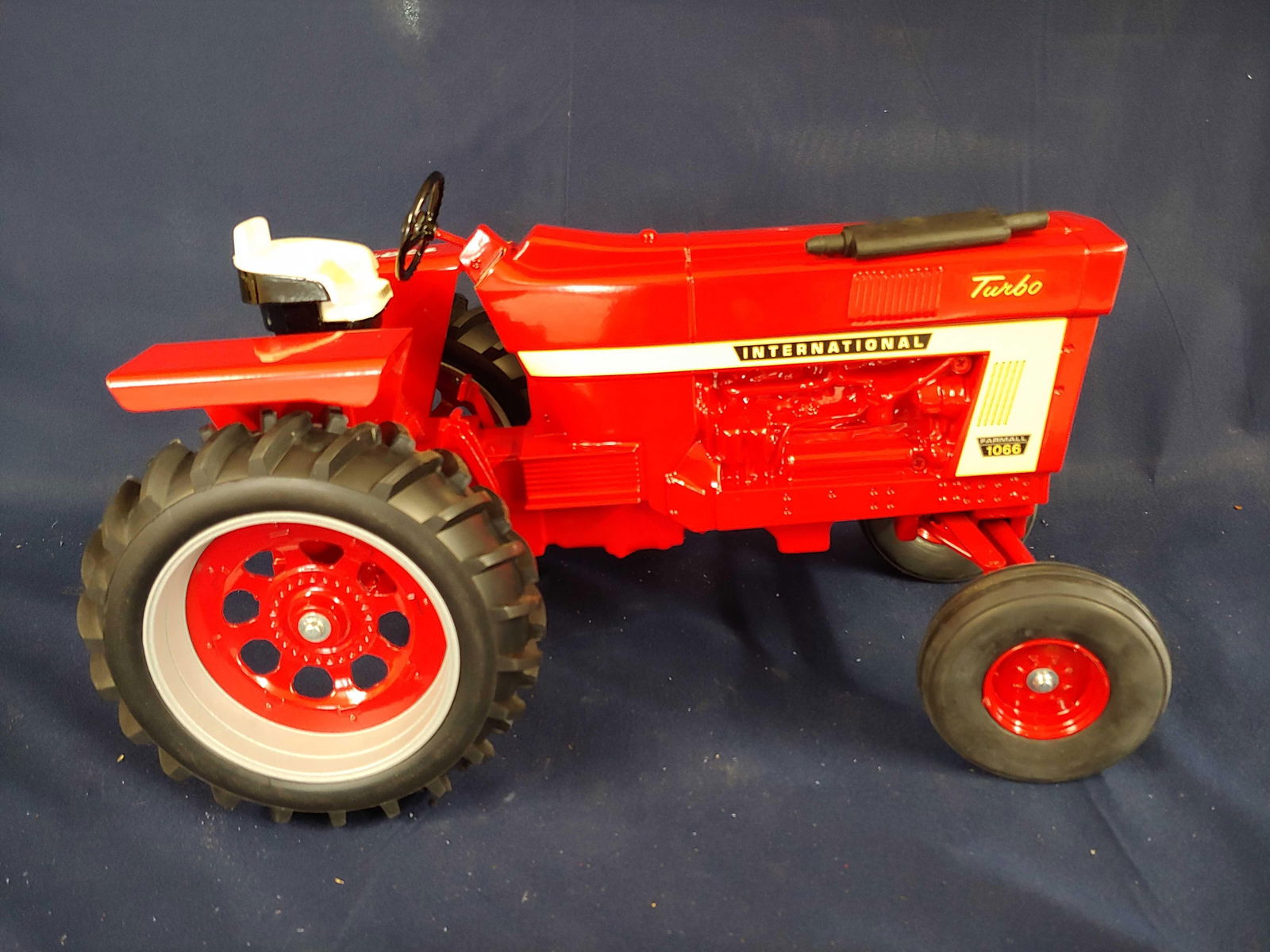 FARMALL INTERNATIONAL TURBO WF 1066 WHITE STRIPE 100 YEAR ANN. SPECIAL 1/8 SCALE EDITION TRACTOR: NIB/NOS 1/8 SCALE