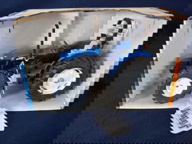 ERTL NEW HOLLAND TN75 WF TRACTOR