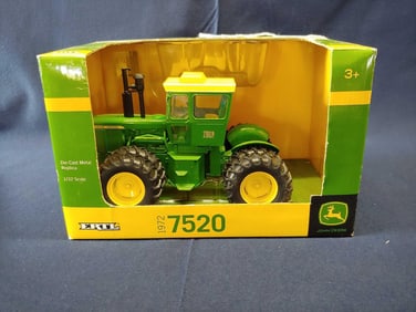ERTL JOHN DEERE 1972 DIESEL 7520 TRACTOR W/ CAB
