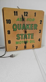 VINTAGE QUAKER STATE MOTOR OIL LIGHTED WALL HANGING CLOCK W/ PLASTIC HOUSING