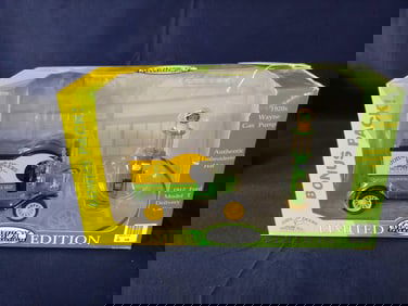 GEARBOX JOHN DEERE LIMITED EDITION 1920 WAYNE GAS PUMP AND 1912 MODEL T DELIVERY CAR