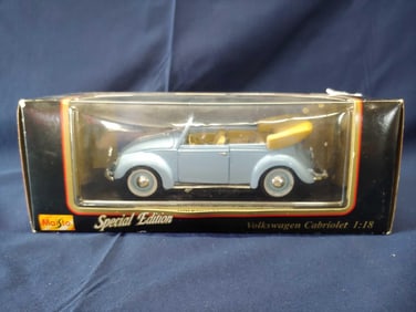 MAISTO 1951 VOLKSWAGEN CABRIOLET SPECIAL EDITION ON DISPLAY BASE