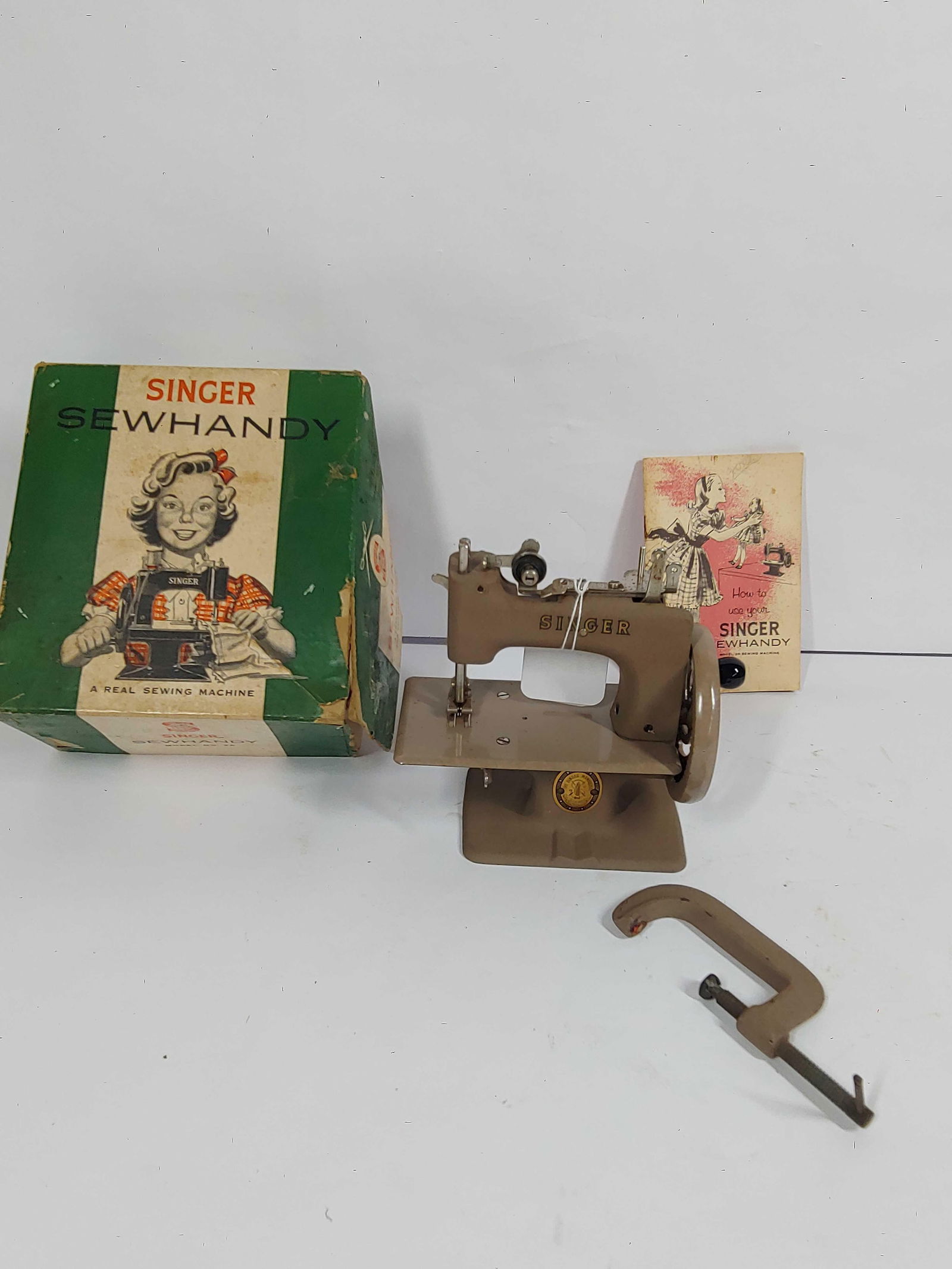 SINGER SEWHANDY CHILD'S SEWING MACHINE (1 of 4)