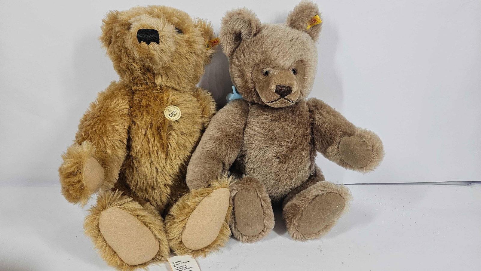 PAIR OF 20 IN MOHAIR STEIFF TEDDY BEARS: BOTH ARE IN GOOD CLEAN CONDITION, WITH POSEABLE ARMS