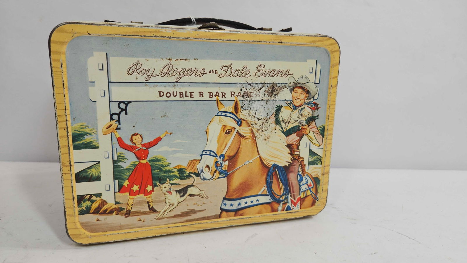 ROY ROGERS AND DALE EVANS TIN LUNCH BOX: HAS A FEW MINOR SCUFFS AROUND EDGES. BY THE AMERICAN THERMOS BOTTLE CO.