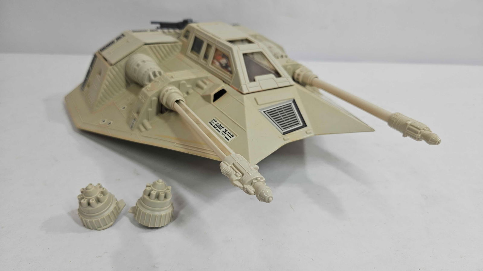 1980 STAR WARS SNOWSPEEDER: KENNER PRODUCTS. INCLUDES DRIVER AND WEAPONS.