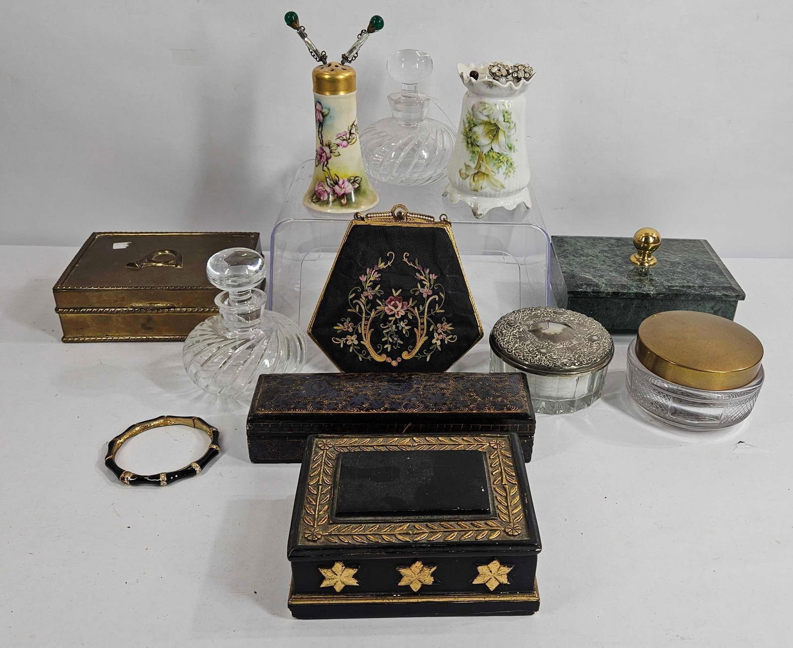 LADIES VANITY ITEMS (1 of 20)