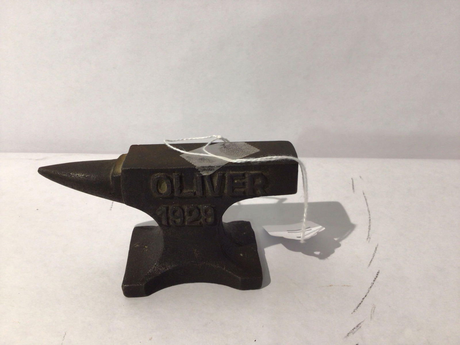 Oliver cast iron miniature anvil (1 of 3)