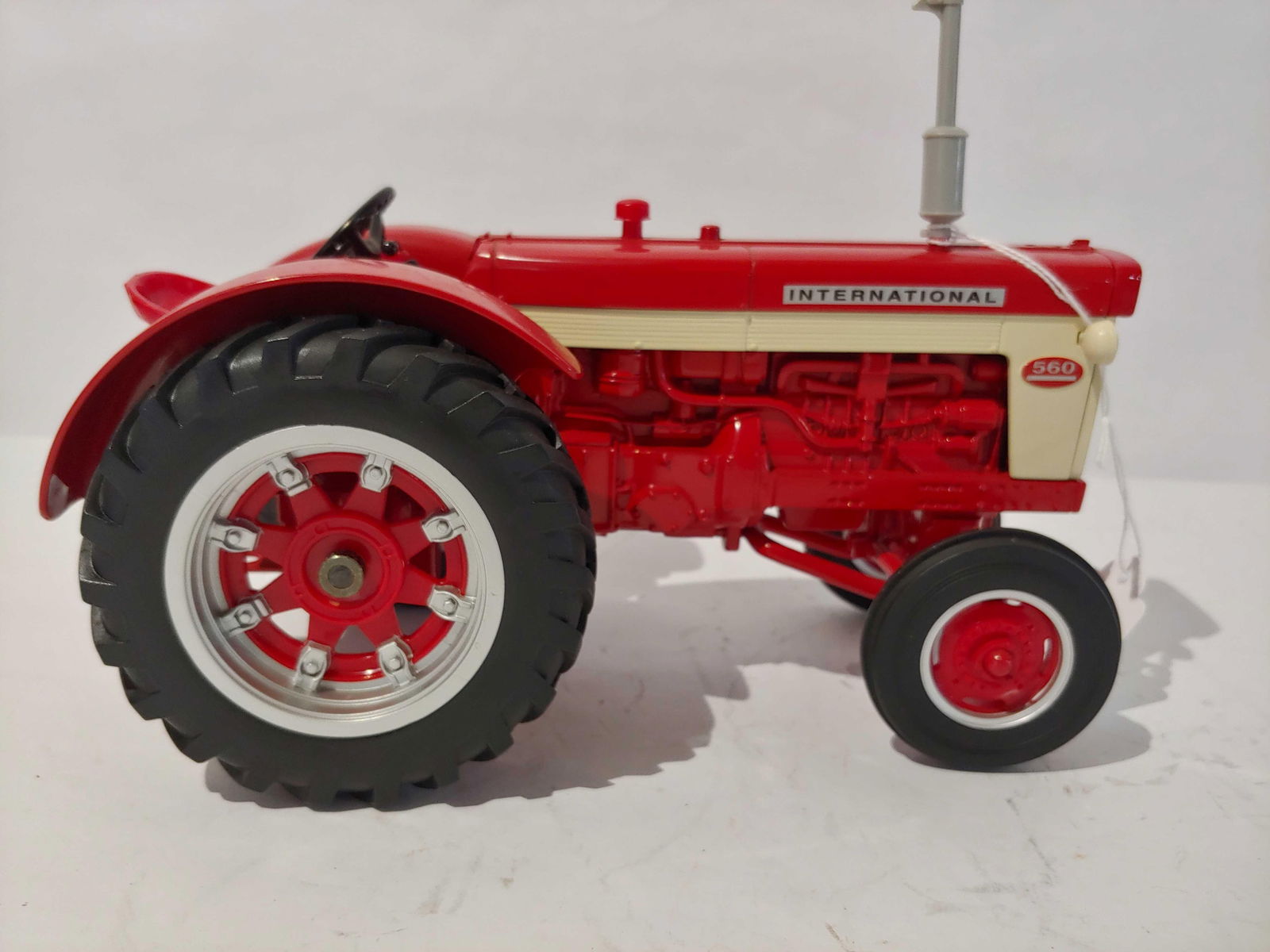 Ertl International 560 1/16 scale tractor (1 of 5)