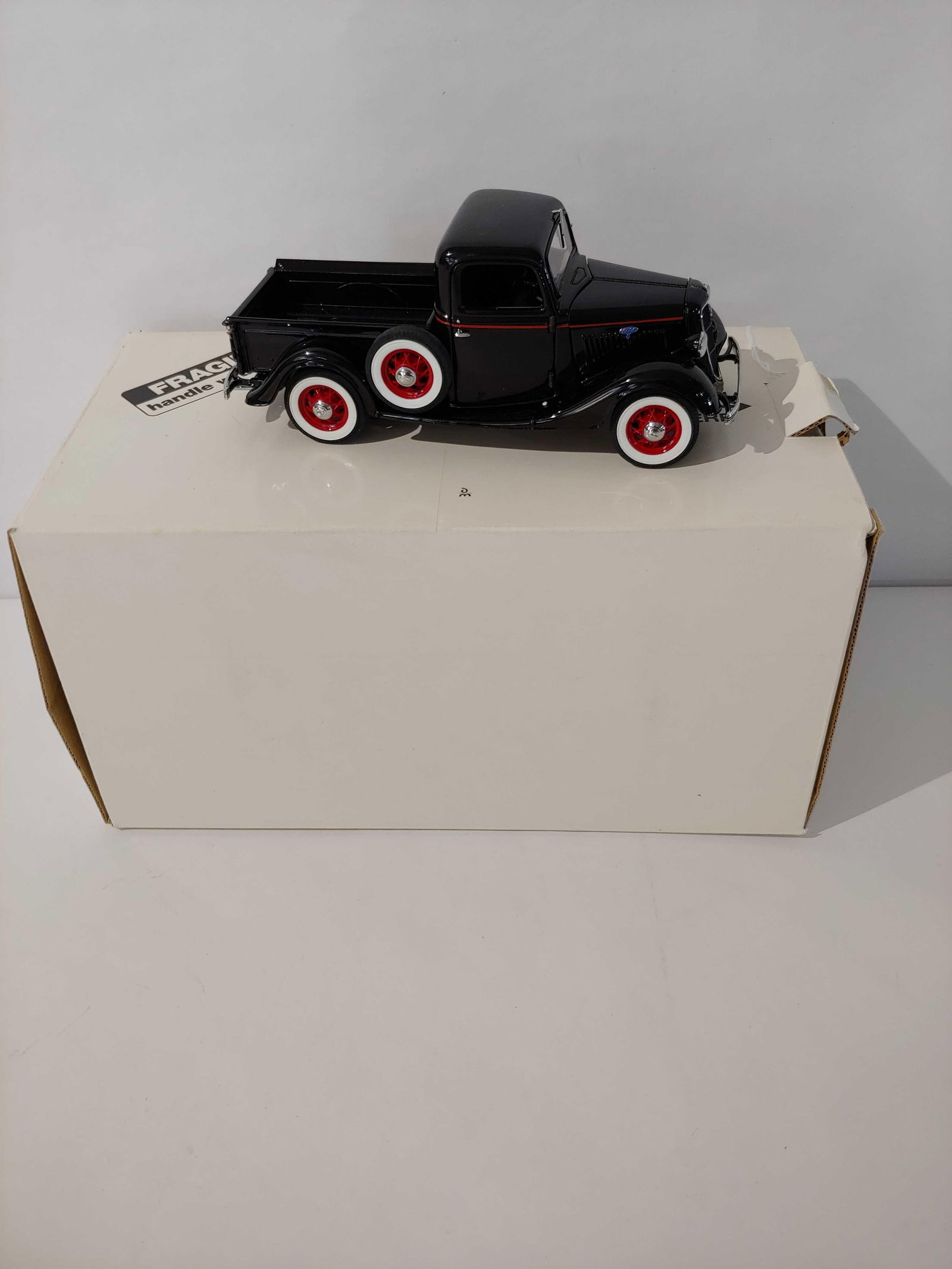 Danbury Mint 1935 Ford Pickup (1 of 6)