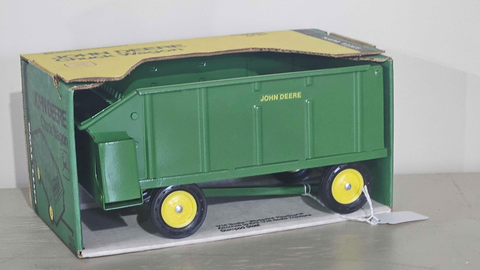 Ertl John Deere 1/16 scale Chuck Wagon (1 of 4)