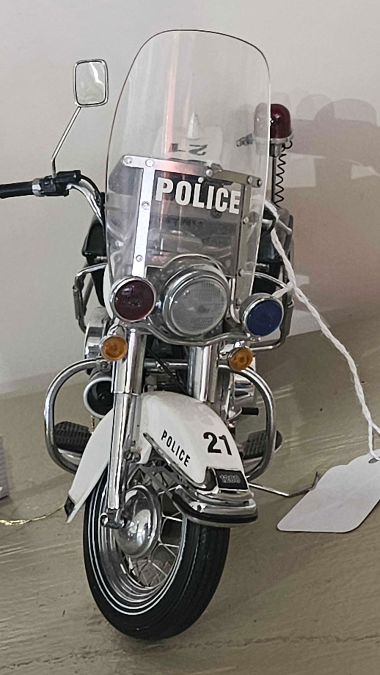 Franklin Mint 1/10 scale Harley Davidson Police motorcycle (1 of 8)