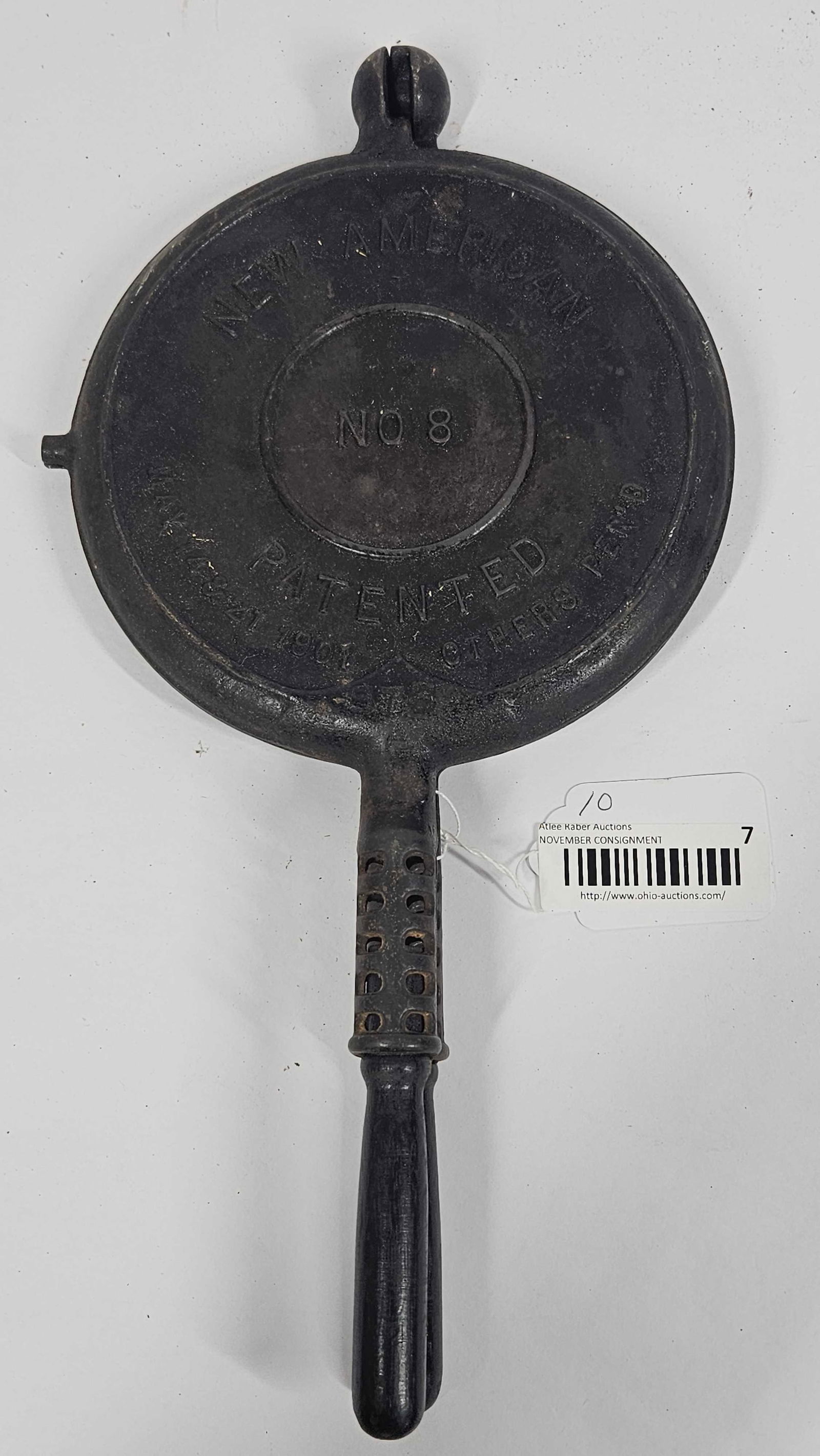 GRISWOLD NO 8 WAFFLE IRON (1 of 9)