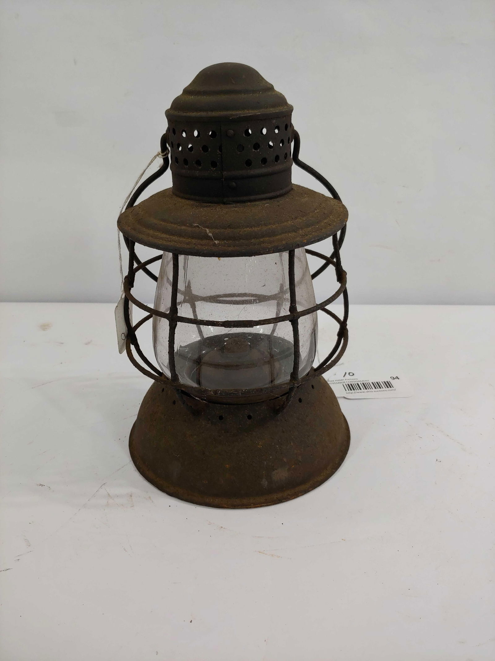 EARLY GLASS GLOBE RR LANTERN (1 of 4)