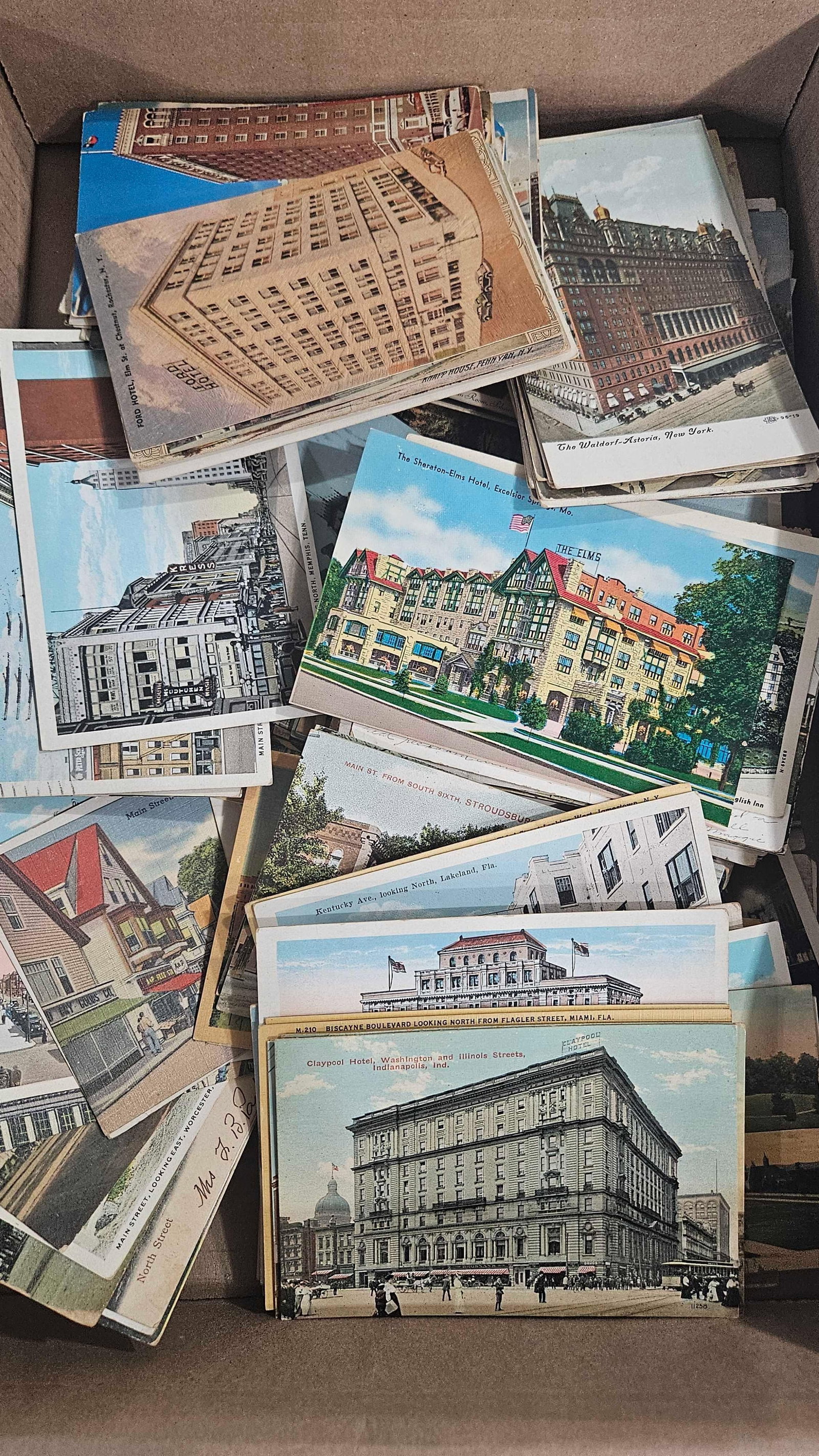 MONUMENT BUILDINGS AND SOUVENIR POSTCARDS: 100+ CARDS, MANY EARLY 1900S