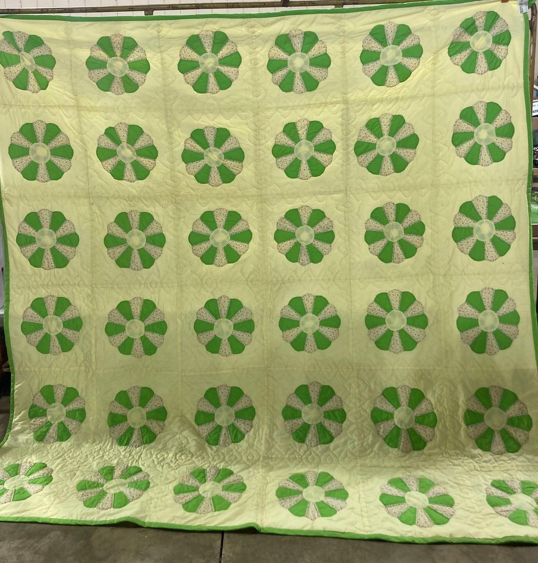 DRESDEN PLATE GREEN & YELLOW QUILT (1 of 6)