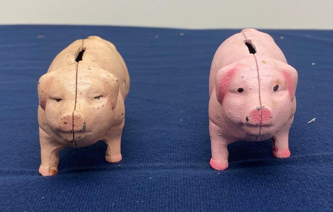 PAIR OF CAST IRON PIGGY COIN BANKS: EACH IS 4 IN LONG