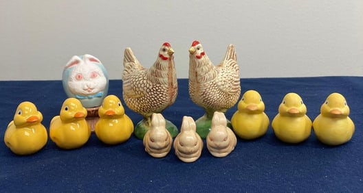 FARMHOUSE CHICKEN SHAKERS